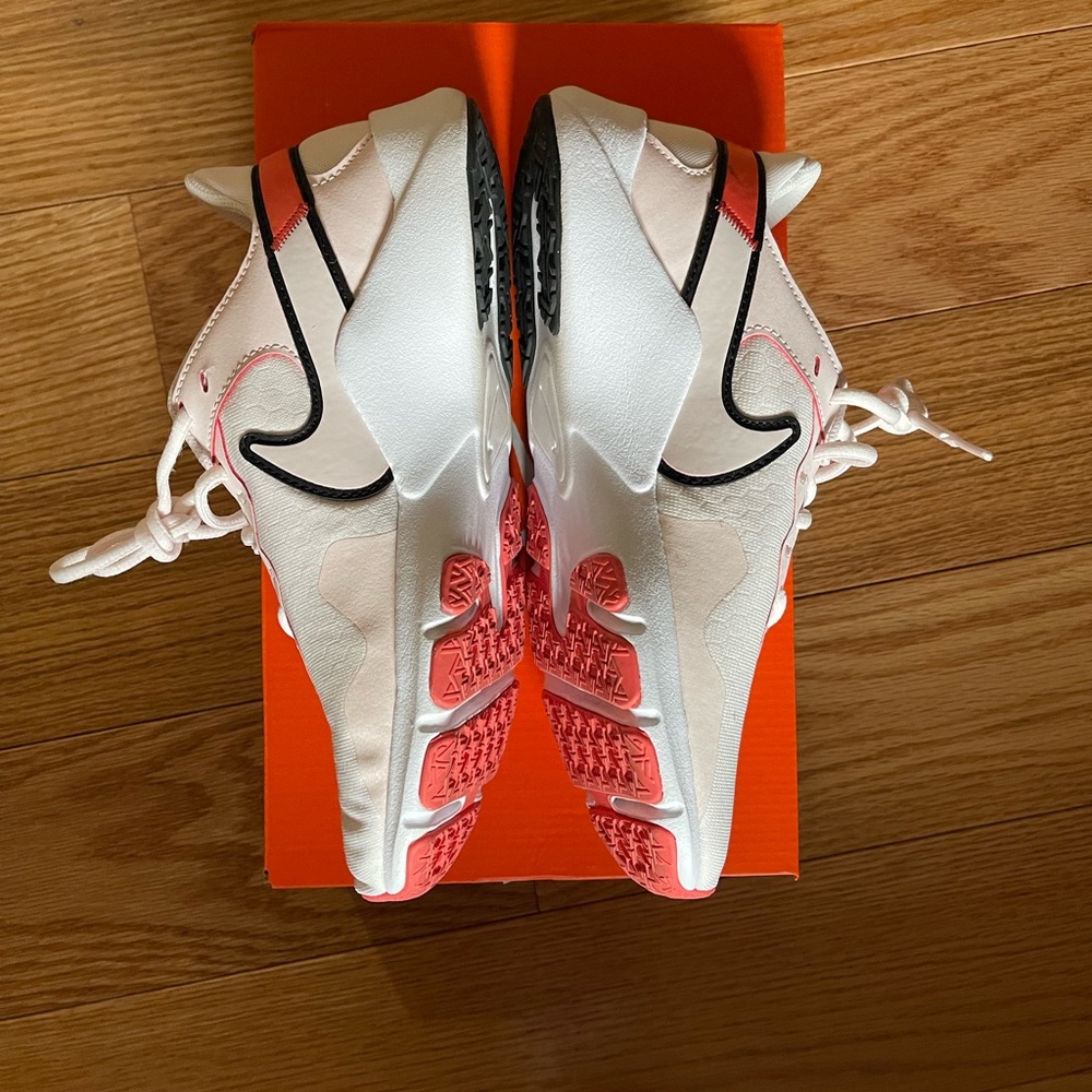 Nike Legend Essential 2 | 8.5 - Picture 4 of 8